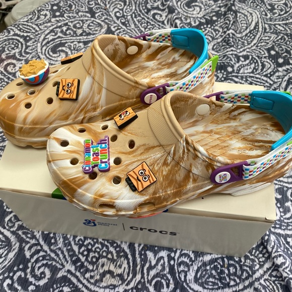 CROCS - New Cinnamon Toast Crunch Limited Edition + SIX Extra Charms FREE - Picture 5 of 10
